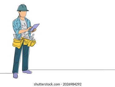 Eine durchgängige Zeichnung von jungen Bauarbeitern, die die Arbeit des Arbeitnehmers kontrollieren. Servicekonzept der Handyman House-Renovierung. Design-Illustration für einzelne Linien