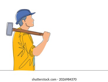 Un dibujo de línea continua de un joven constructor que usa uniforme de trabajador y casco mientras sostiene un martillo grande. Concepto de servicio de reparación de viviendas para artesanos. Ilustración de diseño de líneas simples