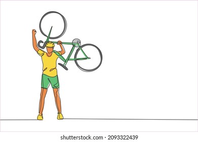 Un dibujo en línea continuo de un joven corredor de bicicletas de hombres deportivos levanta su bicicleta para celebrar el triunfo. Concepto de ciclista de carretera. Dibujo de una sola línea ilustración vectorial para el afiche de la competencia ciclista