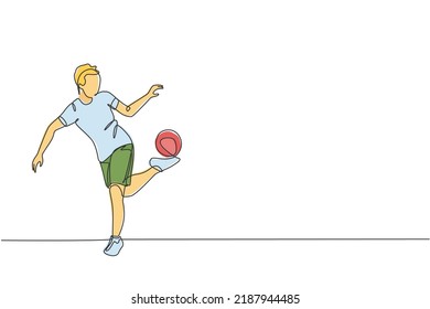 Un dibujo de línea continua de un joven entrenador de fútbol para sostener el balón con plantas de los pies en la calle. Concepto de deporte de estilo libre de fútbol. Ilustración vectorial de diseño de líneas simples