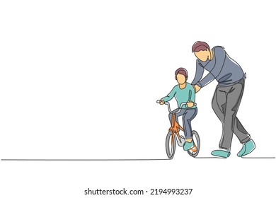 Eine fortlaufende Linienzeichnung des jungen Vaters hilft seinem Sohn, gemeinsam Fahrrad auf dem Land zu fahren. Konzept der Elternzeit. Dynamische Einzeilengrafik-Grafikgrafik