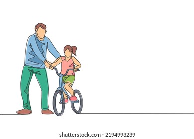 Un continuo dibujo de un joven padre ayuda a su hija a aprender a montar en bicicleta en el campo juntos. Concepto de lección de paternidad. Ilustración gráfica de diseño de trazos de línea única dinámica