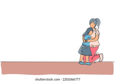 One continuous line drawing of young happy mommy hugging her lovely daughter full of warmth at home. Happy loving parenting family concept. Dynamic single line draw graphic design vector illustration