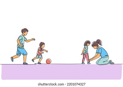 Un dibujo continuo de una joven jugando fútbol con un hijo en el campo mientras la madre ataba los cordones de su hija. Feliz concepto de paternidad familiar. Ilustración vectorial de diseño de línea única dinámica