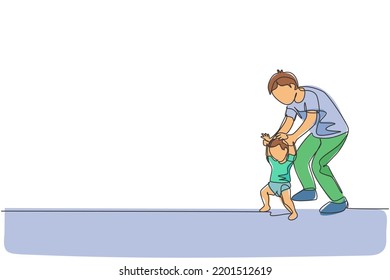 Un dibujo de línea continua de un joven padre enseñando a su hijo a aprender a caminar en casa. Feliz concepto de paternidad familiar. Ilustración gráfica de dibujo de línea única dinámica