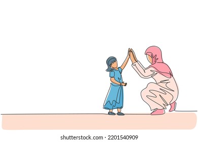 Un continuo dibujo de una niña islámica le da a su madre cinco gestos. Feliz concepto de familia de musulmanes árabes amantes de la paternidad. Ilustración vectorial de diseño de línea única dinámica