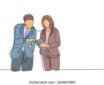 Un dibujo de línea continua de jóvenes alegres gestores de marketing masculino y femenino discutiendo el progreso de las ventas en el teléfono de tablet. Concepto de informe de negocios en línea. Ilustración vectorial de diseño de líneas simples