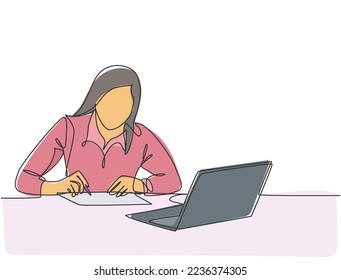 Una línea continua de una joven trabajadora seria sentada penosamente mientras mira la pantalla del ordenador portátil en el escritorio. Concepto de análisis de negocio. ilustración vectorial de diseño gráfico de línea única
