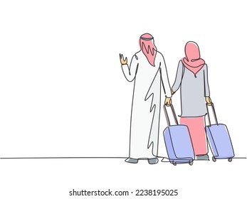 Una línea continua de dibujo de jóvenes parejas musulmanas y hembras hacen viajes de negocios al extranjero juntos. Hijab de ropa islámica, kandura, pañuelo, keffiyeh. Ilustración vectorial de diseño de líneas simples