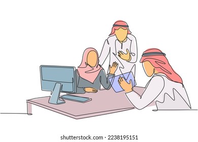 Un dibujo de línea continua de jóvenes miembros del equipo de negocios musulmanes discutiendo la estrategia de promoción de productos. Sombrero de ropa islámica, kandura, pañuelo, keffiyeh. Ilustración vectorial de diseño de líneas simples