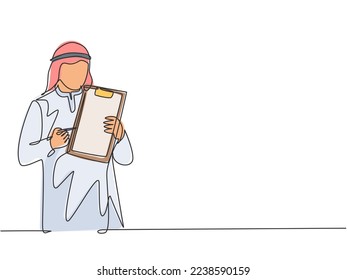 Un dibujo de línea continua de un joven vendedor musulmán explicando todas las características del nuevo producto de gadget. Sombrero de ropa islámica, kandura, pañuelo, keffiyeh. Ilustración vectorial de diseño de líneas simples