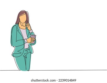 Un dibujo de línea continua de jóvenes gerentes de marketing discute la estrategia de ventas por teléfono mientras sostienen una taza de café. Diseño gráfico de dibujo de línea única de tetera de secado ilustración vectorial