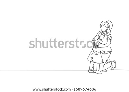 One continuous line drawing of young happy mommy hugging her lovely daughter full of warmth at home. Happy loving parenting family concept. Dynamic single line draw graphic design vector illustration