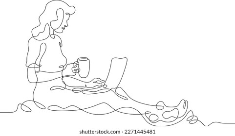 Eine durchgehende Linie. Das Mädchen sitzt auf einem offenen Laptop. Computer funktionieren. Frau mit einem Laptop. Eine durchgehende Linie, einzeln auf weißem Hintergrund.