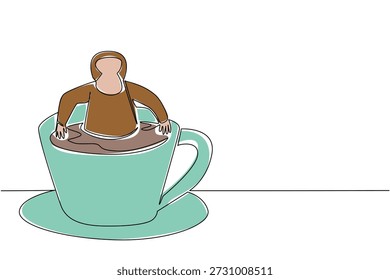 Eine Linie Zeichnung von niedlichen charmanten Tier zeigt eine orange orangutanischen Primaten Einweichen in heißen Kaffeetasse für Naturkonzept. Bunte Kunst ist perfekt für einen internationalen Kaffeetag Thema mit einem Affen