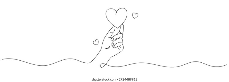 Um desenho de linha de uma mão segurando um coração, isolado em um fundo branco.Linha editável.