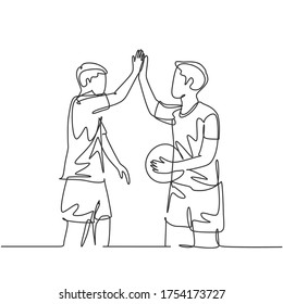 Dibujo de una línea de dos jóvenes felices jugando baloncesto en una cancha al aire libre y dando cinco gestos. Concepto de estilo de vida deportivo saludable. ilustración de diseño de línea continua