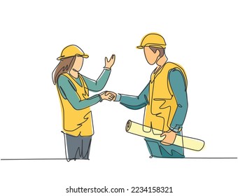 Dibujo de una línea de una joven arquitecta y capataz constructor usando chaleco de construcción y apretón de manos de casco para lidiar con un proyecto. Gran concepto de trabajo en equipo. Ilustración vectorial de dibujo de línea continua