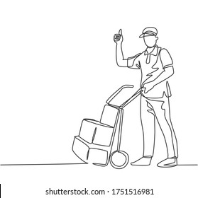 Un dibujo de una línea de un joven repartidor da gestos de aprobación hacia arriba mientras se carga el paquete de caja de cartón con carro al cliente. Concepto de servicio de entrega. Ilustración vectorial de dibujo de línea continua