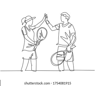 Dibujo de una sola línea de una joven pareja divertida, hombres y mujeres, jugando al tenis en la cancha de pasto juntos y dando un gran gesto de cinco. Concepto de relación dibujo de línea continua diseño gráfico ilustración vectorial