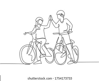 Dibujo de una línea de jóvenes y felices parejas hombres y mujeres con bicicleta juntos y dando un gran gesto de cinco. Concepto de relación romántica. Ilustración vectorial de dibujo de línea continua