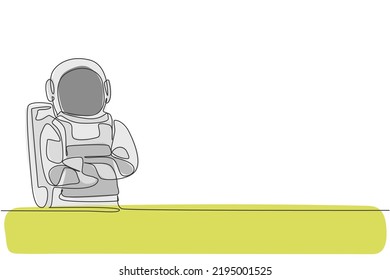 Un dibujo de una sola línea de estribillo cosmonauta posan con estilo mientras se cruzan las manos sobre la ilustración del vector del pecho. Oficina de negocios de astronautas con concepto de espacio ultraterrestre. Diseño de traza de línea continua moderna