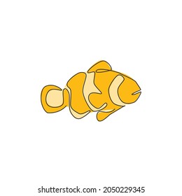 Un dibujo de una sola línea de peces payasos bonitos para la identidad del logo del tanque acuario. Concepto de mascota de pez anémona para ícono del mundo submarino. Gráfico vectorial de diseño de dibujo de línea continua