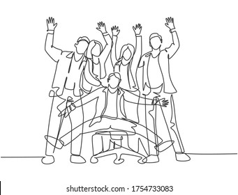 One single line drawing of group of male manager and female manager celebrating their success achieve business target. Team work goal concept continuous line draw design graphic vector illustration