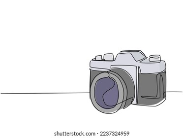 One single line drawing of old retro analog slr camera with telephoto lens. Vintage classic photography equipment concept continuous line draw graphic design vector illustration