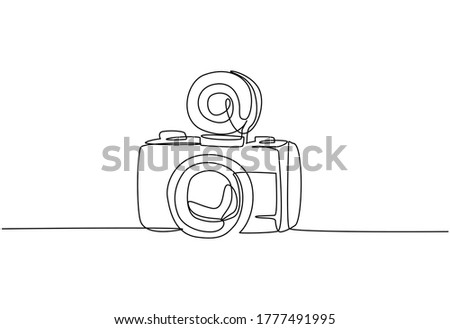 One single line drawing of old retro lomo plastic photo camera. Vintage classic lomography equipment concept. Continuous line draw graphic design vector illustration Stock foto © 