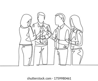 One single line drawing of project manager explain company business process to young male and female apprentices at office. Business internship concept continuous line draw design vector illustration