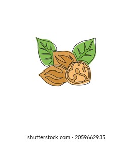 Un dibujo de una sola línea de alimento integral de nuez orgánico sano y hojas para la identidad del logo de huerto. Nuevo concepto de cáscara para un icono sano de semilla. Ilustración de diseño de traza continua moderna