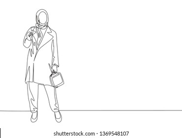 One single line drawing of young happy muslimah pose standing and ready to go hangout. Beautiful Asian woman model in trendy hijab fashion concept continuous line draw design vector illustration