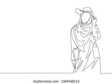 One single line drawing of young happy beauty muslimah wearing cute hat and pose nicely. Beautiful Asian woman model in trendy hijab fashion concept continuous line draw design vector illustration