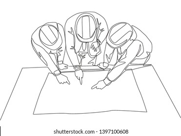 One single line drawing of young architects and manager meeting at construction site to discuss draft blueprint design. Building architecture business concept. Continuous line draw design illustration