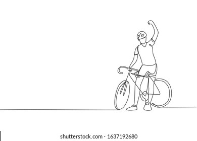 One single line drawing of young energetic man bicycle racer raise hand after finish race. Racing cyclist concept vector illustration. Modern continuous line draw design for cycling tournament banner