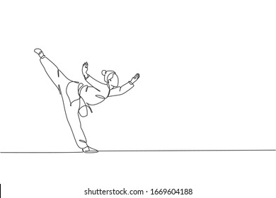 Dibujo de una sola línea de una joven mujer en el ejercicio kimono wushu y kung fu de la técnica de equilibrio de posición en el centro de gimnasio ilustración vectorial. Luchando contra el concepto de deporte de arte marcial. Diseño continuo de dibujo de línea