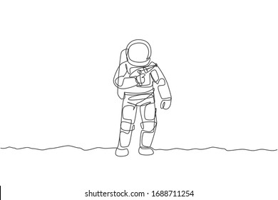 Dibujo de una sola línea de un joven astronauta sosteniendo una pistola láser espacial, preparándose para la guerra en la ilustración de un vector de superficie lunar. Concepto de espacio profundo cosmonauta. Diseño moderno de líneas continuas