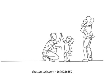 Un dibujo de una sola línea de padre joven dando cinco a su hija mientras mamá cargando al hijo somnoliento en la ilustración del vector de casa. Feliz concepto de paternidad familiar. Diseño moderno de líneas continuas