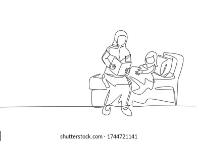 Un dibujo de una sola línea de la joven madre islámica leyó un libro de cuentos para su hija antes de la ilustración vectorial del sueño. Feliz concepto de crianza de los hijos musulmanes árabes. Diseño de traza de línea continua moderna