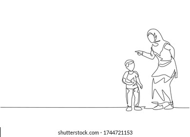 One single line drawing of young Islamic mother talk to her son and reprimand about his attitude vector illustration. Happy Arabian muslim family parenting concept. Modern continuous line draw design