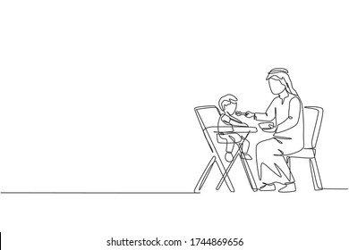 Dibujo de una sola línea de un joven padre islámico dando comida a su niño pequeño en una mesa de comedor ilustración vectorial. Feliz concepto de crianza de los hijos musulmanes árabes. Diseño de traza de línea continua moderna