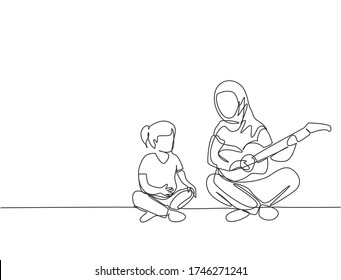 Dibujo de una sola línea de una joven madre árabe tocando guitarra para acompañar a su hija cantando ilustración vectorial. Feliz concepto de paternidad de la familia musulmana islámica. Diseño de traza de línea continua moderna