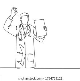 Un dibujo de una sola línea de un joven feliz médico masculino mostrando que el médico debe hacer una lista de tareas en el portapapeles y dando un buen gesto a mano. Concepto de chequeo médico diseño de traza continua de línea ilustración vectorial