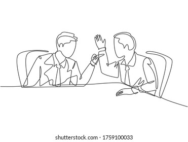 Un dibujo de una sola línea de un joven empresario enojado señalando a su colega que grita y luego se culpan mutuamente. Concepto de problema de negocio dibujo de línea continua ilustración vectorial