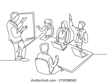 One single line drawing of young business manager giving presentation to train apprentices at the office during meeting. Job training concept continuous line graphic draw design vector illustration