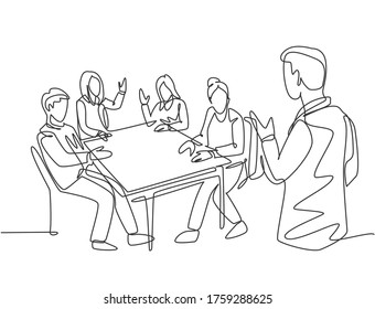 Un dibujo de una sola línea de joven alegre gerente liderando la presentación del informe anual de la empresa en la oficina. Concepto de reunión de negocios. Ilustración gráfica de diseño de línea continua de moda