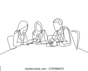 One Single Line Drawing Of Young Company Founders Brainstorming Innovation Ideas In A Business Meeting With Colleagues. Startup Process Concept. Continuous Line Draw Design Graphic Vector Illustration