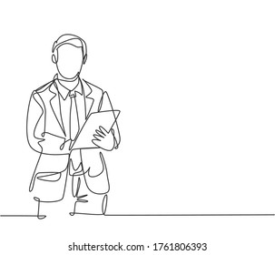 One single line drawing of young happy male worker standing while write business lesson from mentor on paper at clipboard. Business workshop concept. Continuous line draw design vector illustration