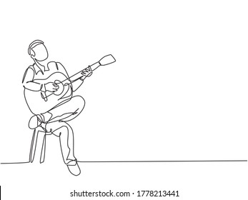 Un dibujo de una sola línea de un joven guitarrista hombre feliz tocando guitarra acústica mientras se sienta en la silla. Concepto de actuación de músicos modernos diseño de dibujo de línea continua ilustración vectorial gráfico